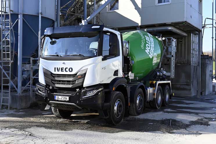 Iveco X-Way AD360X40BZ OFF — 8x4 Fahrgestell