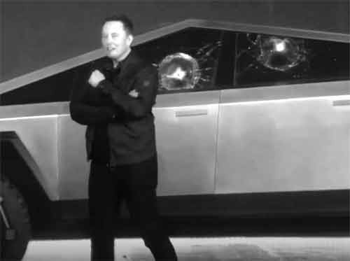 Elon Musk schuttert bij presentatie van de Cybertruck